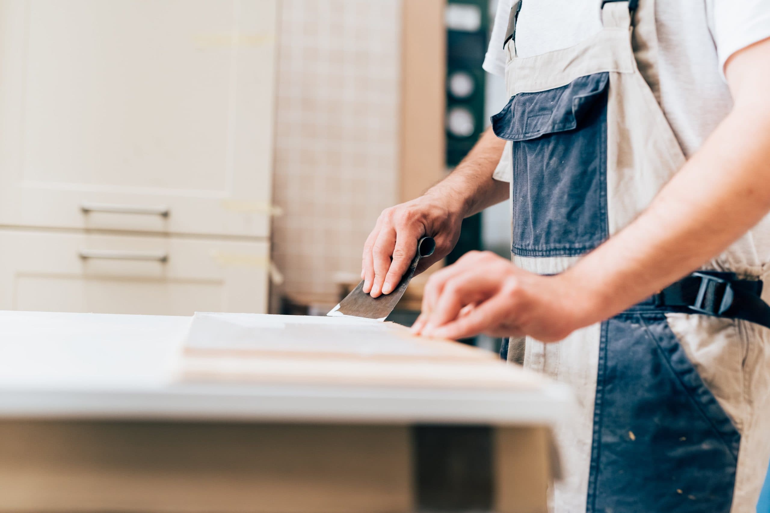 Menuisier dans une cuisine