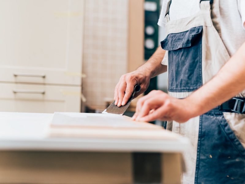 Menuisier dans une cuisine