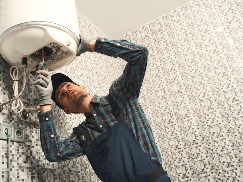 Plombier Rennes installe un ballon d'eau chaude électrique